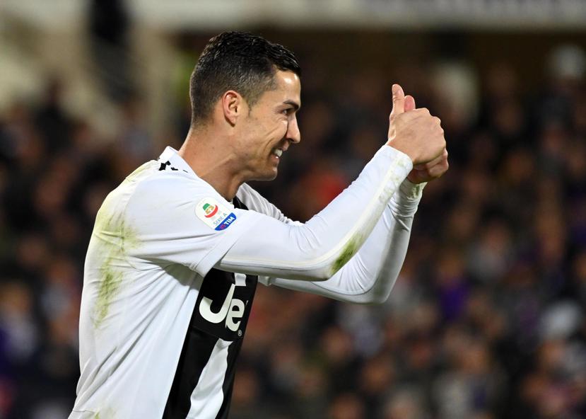 Cristiano Ronaldo realiza un saludo durante el partido. (AP)