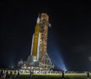 El cohete SLS con cápsula Orion, parte de la misión Artemis 1, siendo transportado desde el Vehicle Assembly Building de la NASA hasta el pad 39B del Centro Espacial Kennedy.