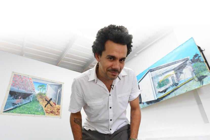 Rogelio Báez pintó paisajes que evidencian la fragilidad del entorno. Al fondo, a la izquierda, la obra  “Paradox of the New Landscape III”, que ilustró un reportaje sobre el huracán María publicado en septiembre pasado por The New York Times.
