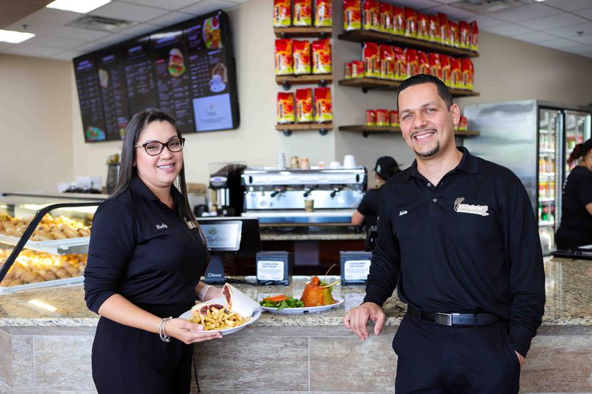 Melvin Méndez y su esposa Misely Raíces abrieron la cuarta sucursal de su panadería y restaurante El cafetal en Orlando, Florida.