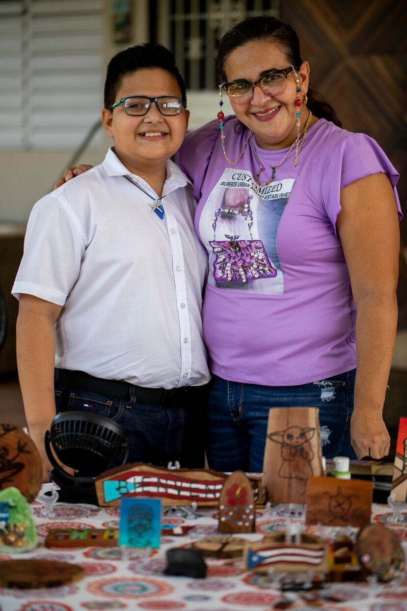 Somos Puerto Rico
Entrevista a Ever Cancel Muñoz, joven artesano de Aguada, quien muestra parte de sus trabajos en compañía de su mamá  Damaris Munoz, quien también es artesana.

Xavier Garcia / Fotoperiodista