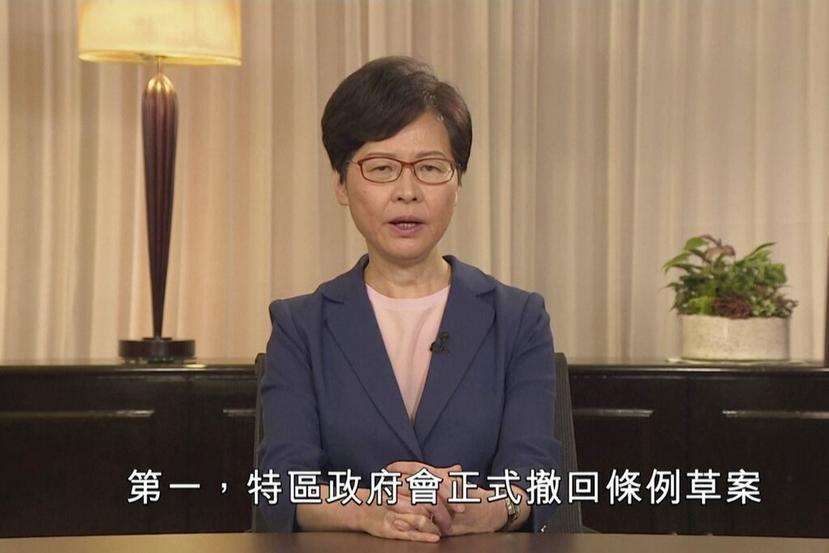 La jefa ejecutiva de Hong Kong, Carrie Lam, anunció este miércoles que su gobierno retiró formalmente un proyecto de ley de extradición. (AP)