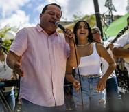 El trovador Luis Daniel Colón junto a su hija Daniela con quien cantó en tarima en la Plaza de Barranquitas, como parte del cierre del proyecto "Somos Puerto Rico".