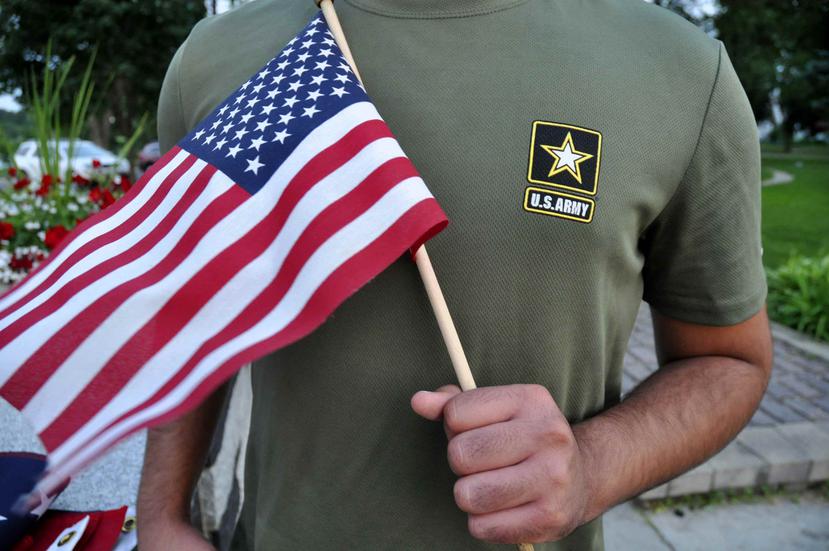 Un milita sostiene una bandera de Estados Unidos. (AP)