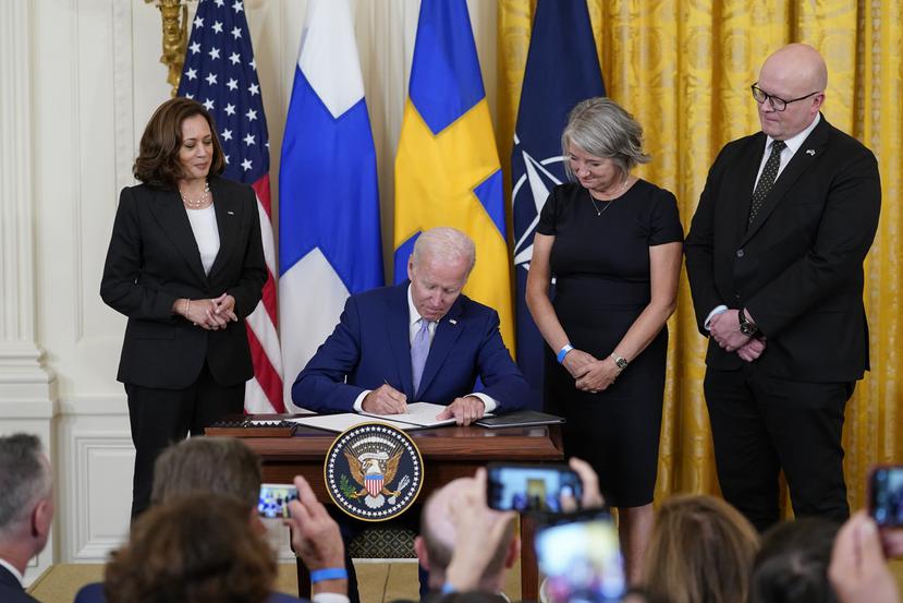 El presidente de Estados Unidos, Joe Biden, firma el documento de ratificación de los Protocolos de Adhesión al Tratado del Atlántico Norte para el Reino de Suecia en la Sala Este de la Casa Blanca, en Washington.