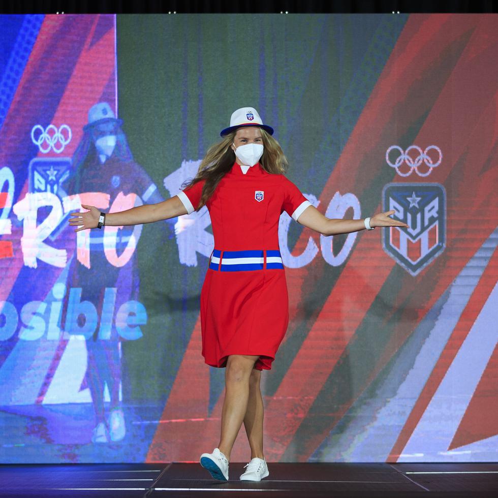 En días pasados, la baloncelista Ali Gibson modeló uno de los uniformes de la delegación de Puerto Rico para los Juegos de Tokio.