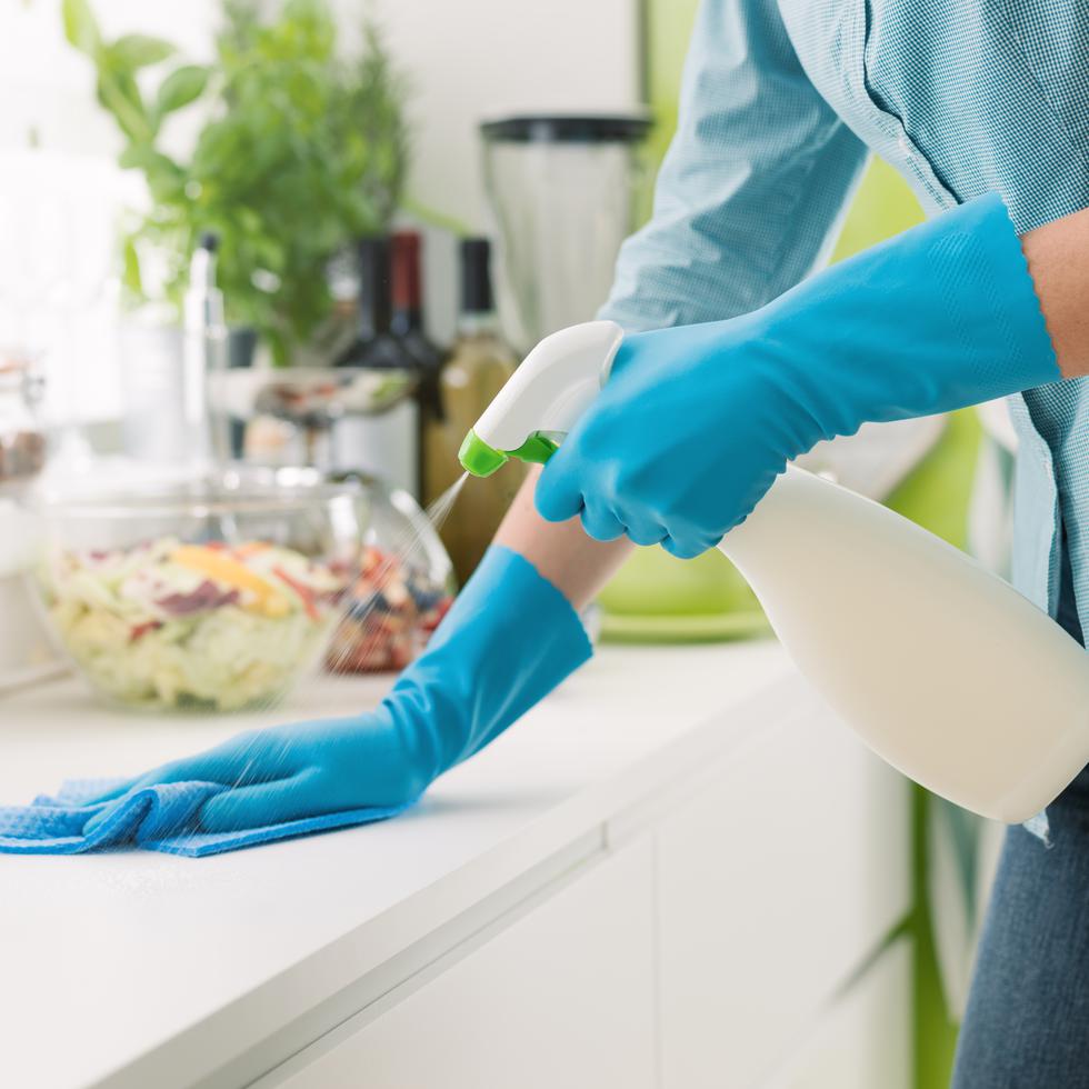 En muchas ocasiones, la salmonela podría estar en las cocinas de los hogares, sobre todo si no se lleva a cabo una limpieza exhaustiva.