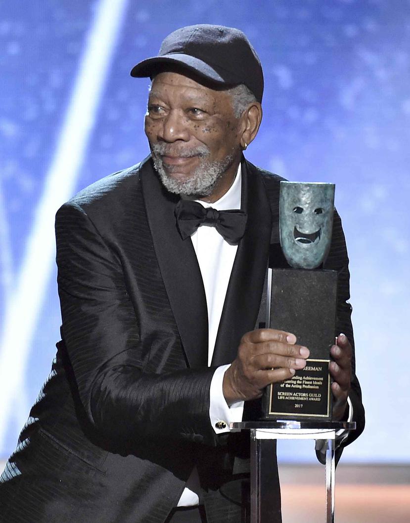 Morgan Freeman acepta el premio a la trayectoria en la ceremonia de los Premios SAG. (AP)