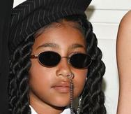 La niña de 9 años llegó acompañada de su madre, Kim Kardashian, vestida con un conjunto personalizado de Jean Paul Gaultier.