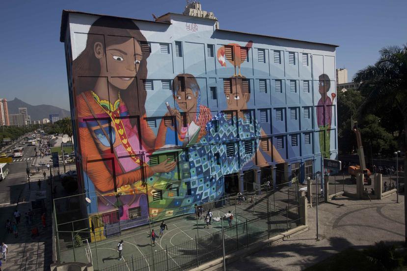 El mural, que decora una pared externa de una escuela municipal en el centro de Rio de Janeiro, podría ser el grafiti más grande jamás pintado por una mujer. (AP / Silvia Izquierdo)