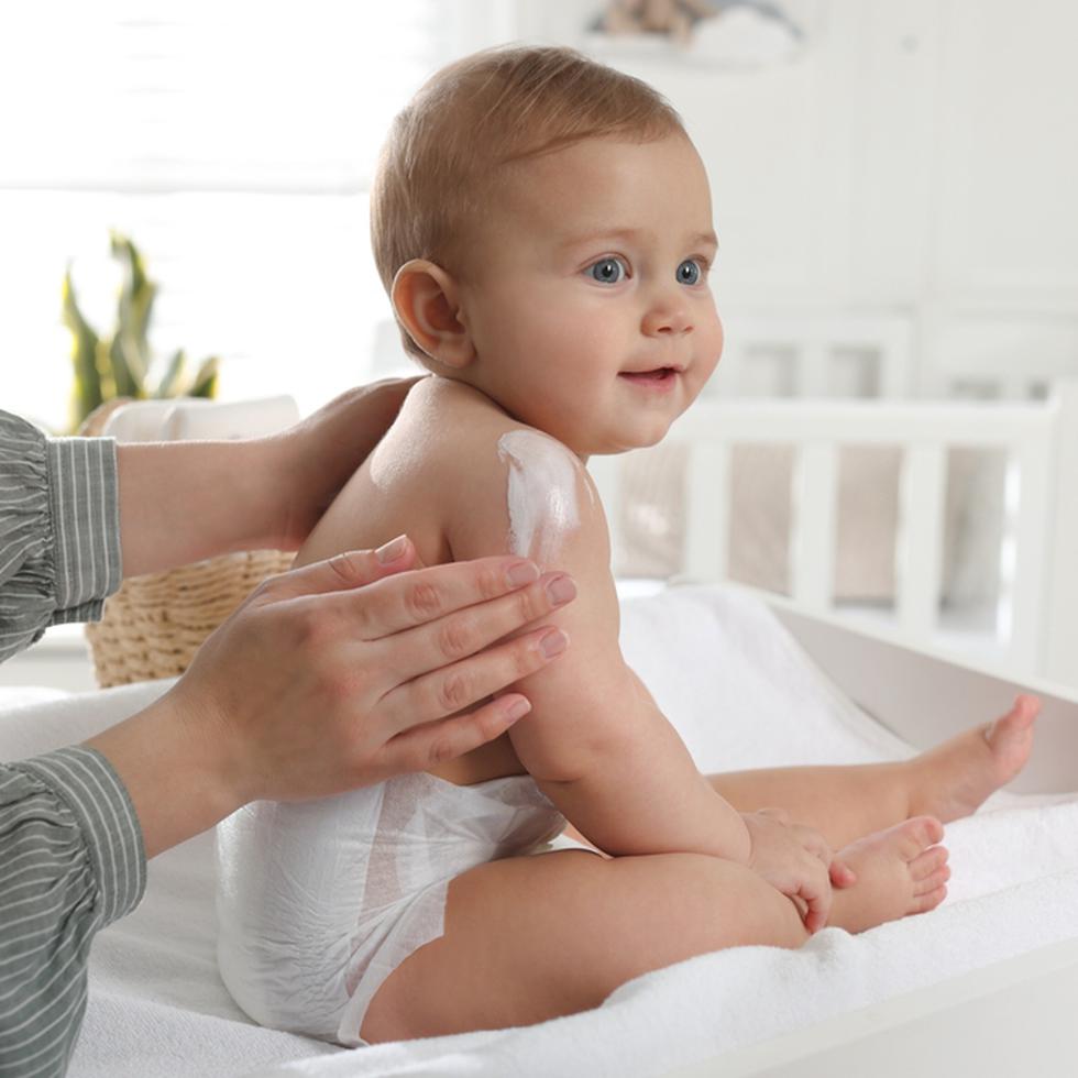 La piel de los bebés, sobre todo la piel de los prematuros, es sensitiva, así que debemos ser cuidadosos con los productos que utilizamos para cuidarla