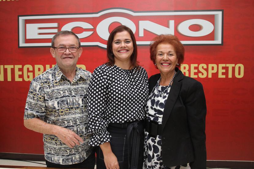 En el centro, la presidenta de la junta directiva Awilda Quiñones Ramos, rodeada de sus padres Pablo Quiñones y Myrna Ramos. (Suministrada)