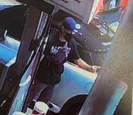 En esta imagen difundida por la Policía se muestra al individuo sospechoso de perpetrar un "carjacking" en una gasolinera de Toa Alta.