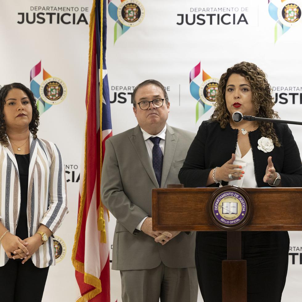 La licenciada Coralys Cruz Domínguez, el secretario de Justicia Domingo Emanuelli Hernández y la fiscal Joynette Torres La Court.