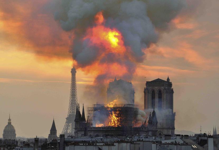 Vista del incendio de la catedral de Notre Dame. (AP)