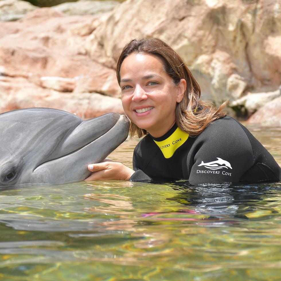 Adamari López nadó con delfines, como parte de su visita a Kissimmee.