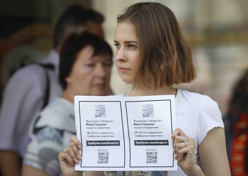 Una partidaria de Ivan Golunov lleva un poster que pide la liberación del reportero. (AP/Dmitri Lovetsky)