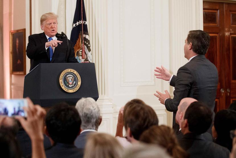 El presidente estadounidense, Donald Trump (i), increpa a Jim Acosta (d), corresponsal de la CNN en la Casa Blanca, durante una rueda de prensa en la Casa Blanca. (Agencia EFE)