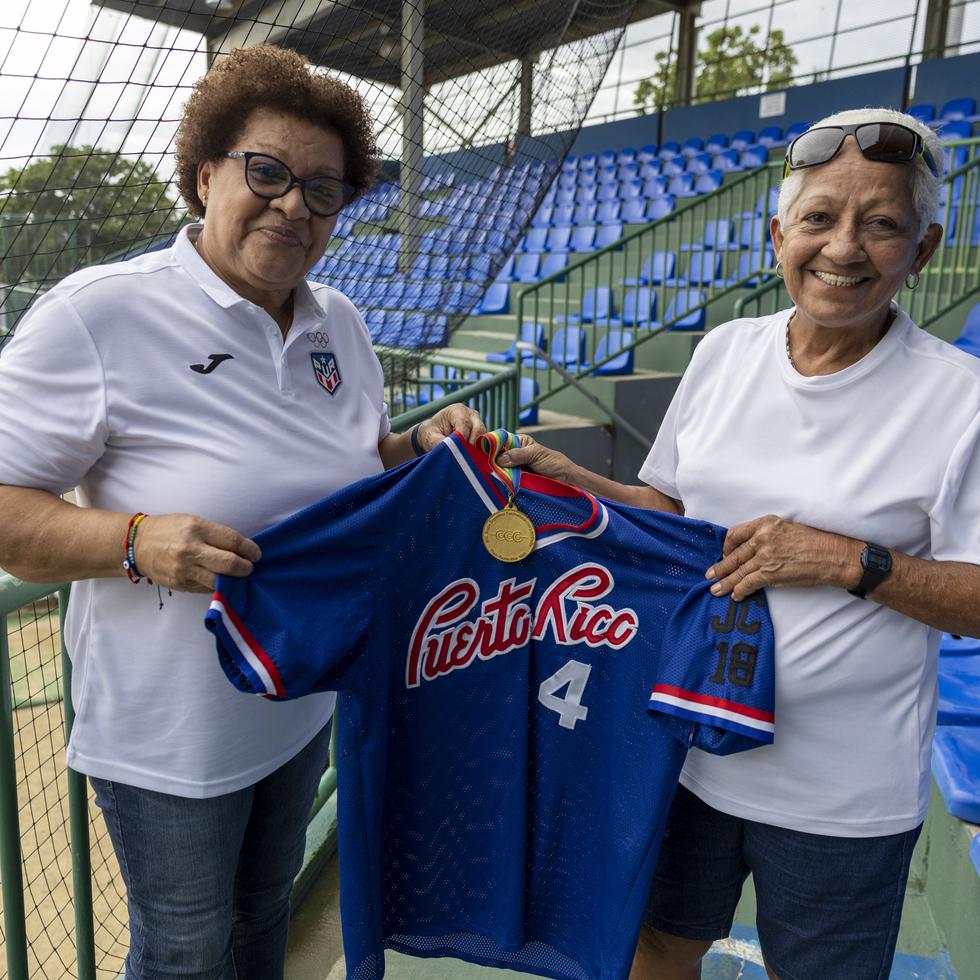 Con uno de los uniformes de la Selección Nacional y la medalla de oro de los Juegos de Ponce '93, Ivelisse Echevarría (izquierda) y Betty Segarra regresaron al Estadio Donna Terry de Guaynabo para revivir aquella gesta en honor a "Junior" Cruz.