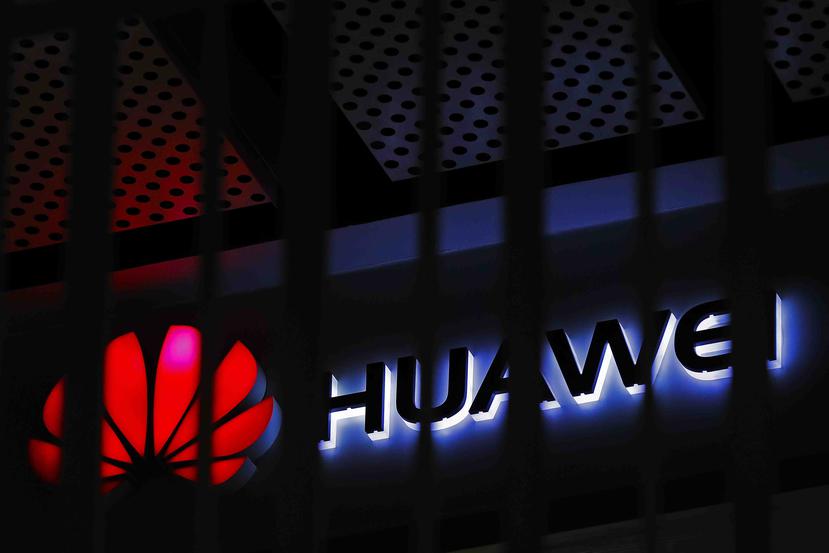 El logo de la empresa china de tecnología Huawei afuera de un edificio de oficinas en Beijing. (AP)