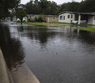 Inundaciones provocadas por la tormenta tropical Nicole en el área de Hoffner Avenue en Orlando.