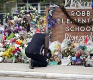 Reggie Daniels rinde tributo en un memorial en la Escuela Primaria Robb, en Uvalde, Texas.