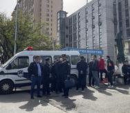 Policías y guardias de seguridad se reúnen a las afueras de un hospital acordonado tras un incendio, en Beijing, el miércoles 19 de abril de 2023. Las autoridades informaron de 29 muertos en el suceso.  (AP Foto/Andy Wong)