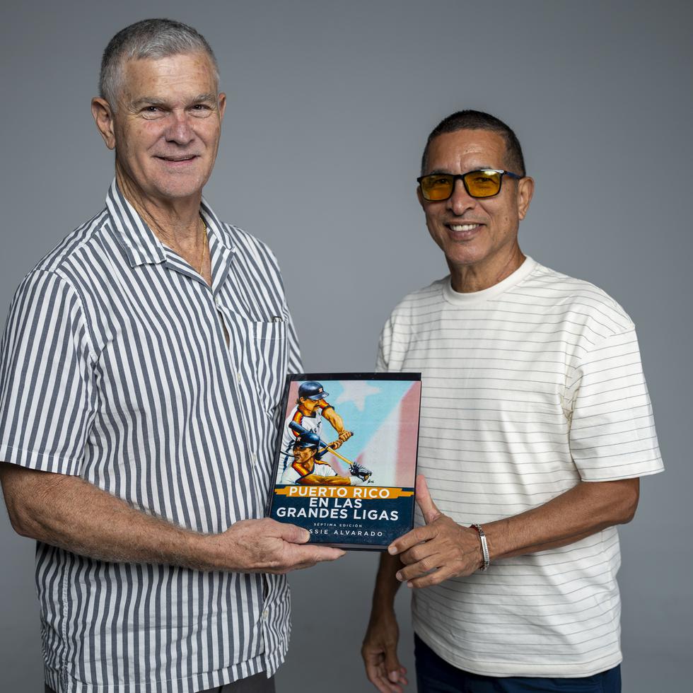Dickie Thon, a la izquierda, junto al escritor e historiador de béisbol Jossie Alvarado.