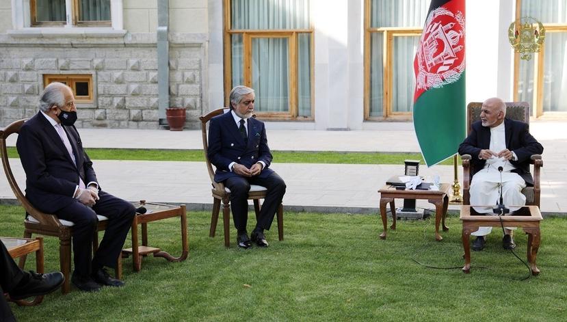 El presidente de Afganistán, Ashraf Ghani, a la derecha, y el también líder Abdullah Abdullah, con el que firmó un acuerdopara compartir el poder, celebra una reunión con el enviado de paz de Estados Unidos, Zalmay Khalilzad. (AP)