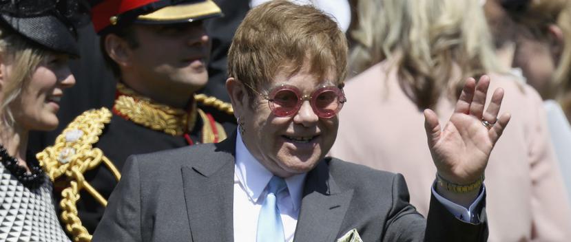Sir Elton John actuó para el matrimonio en reconocimiento a la fuerte conexión que le une con el príncipe Harry y su familia. (AP)