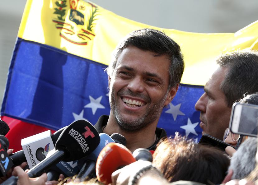 En esta foto de archivo del 2 de mayo de 2019, el líder opositor Leopoldo López habla en conferencia de prensa en la puerta de la residencia del embajador español en Caracas.