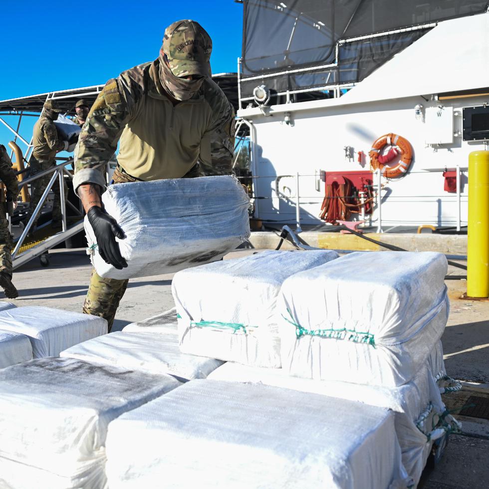 Los agentes federales abordaron el barco y arrestaron a los cuatro individuos, mientras que incautaron aproximadamente 6,000 de cocaína. (Archivo)