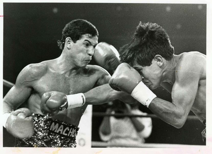 Macho Camacho (izq) golpea a José Luis Ramírez durante el combate entre ambos en 1985. (Archivo)