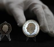 Dos monedas nuevas muestran el retrato oficial del rey Charles III: una de 50 peniques a la izquierda y una de 5 libras a la derecha.