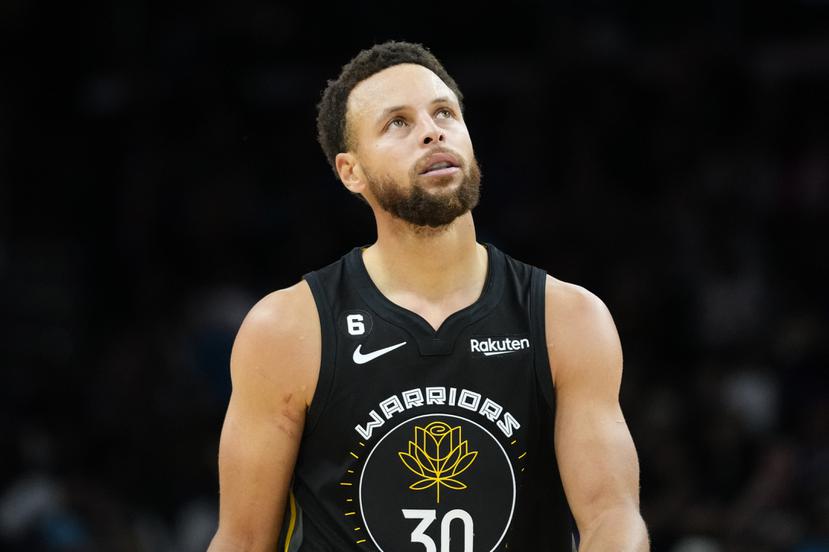 Stephen Curry (30), de los Warriors de Golden State, mira al marcador durante la segunda mitad del juego de la NBA que enfrentó a su equipo con los Suns de Phoenix.