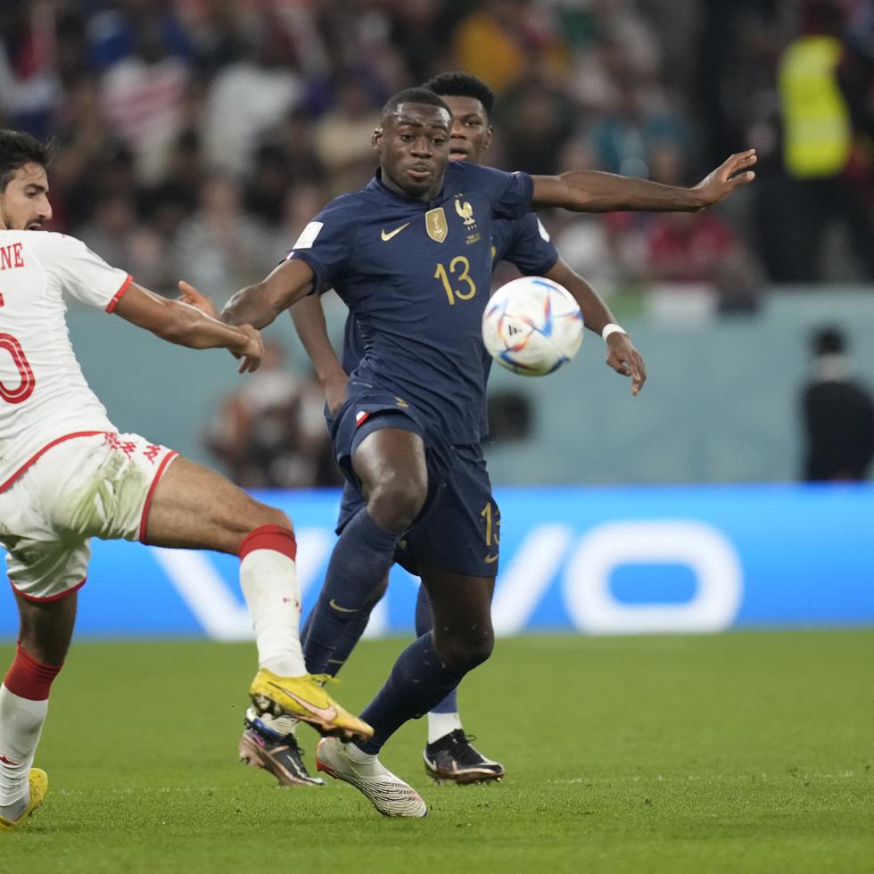 Youssouf Fofana (izquierda) durante el partido de Francia contra Túnez en la fase de grupos de la Copa Mundial.