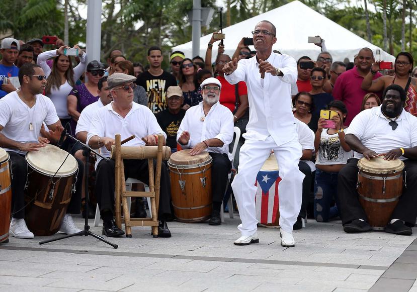 Ante  una  concurrida  asistencia, músicos profesionales y aficionados del género  realizaron una demostración colectiva de la diversidad rítmica de la bomba que se desarrolla en diferentes regiones de  Puerto Rico.