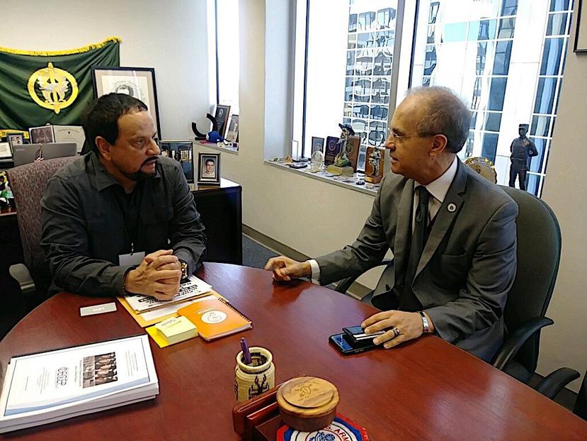 El monitor federal de la Policía, Arnaldo Claudio (izq.), conversa con el presidente de la Universidad de Puerto Rico, Jorge Haddock Acevedo. (Suministrada)