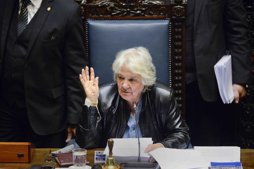 La exsenadora uruguaya Lucía Topolansky habla mientras preside la sesión del Senado después de asumir el cargo de vicepresidenta en Montevideo. (AP)