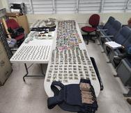 La imagen muestra las drogas, armas de fuego municiones y chalecos antibalas ocupados durante el allanamiento.