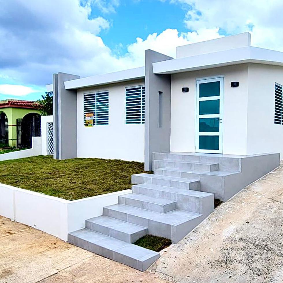 Un ejemplo de la tendencia de que inversionistas compren viviendas de mercado asequible para repararlas y venderas es esta en la urbanización Hermanas Dávila de Bayamón, que se vendió por $195,000.
