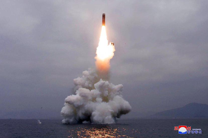 Un misil es disparado desde un submarino norcoreano frente a la ciudad costera oriental de Wonsan, en Corea del Norte. (Korea News Service vía AP)
