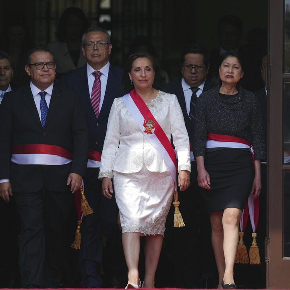 La presidenta de Perú, Dina Boluarte, y sus recién nombrados ministros posan para una foto grupal después de la ceremonia de juramentación en el palacio de gobierno en Lima, Perú, el sábado 10 de diciembre de 2022. (AP Foto)