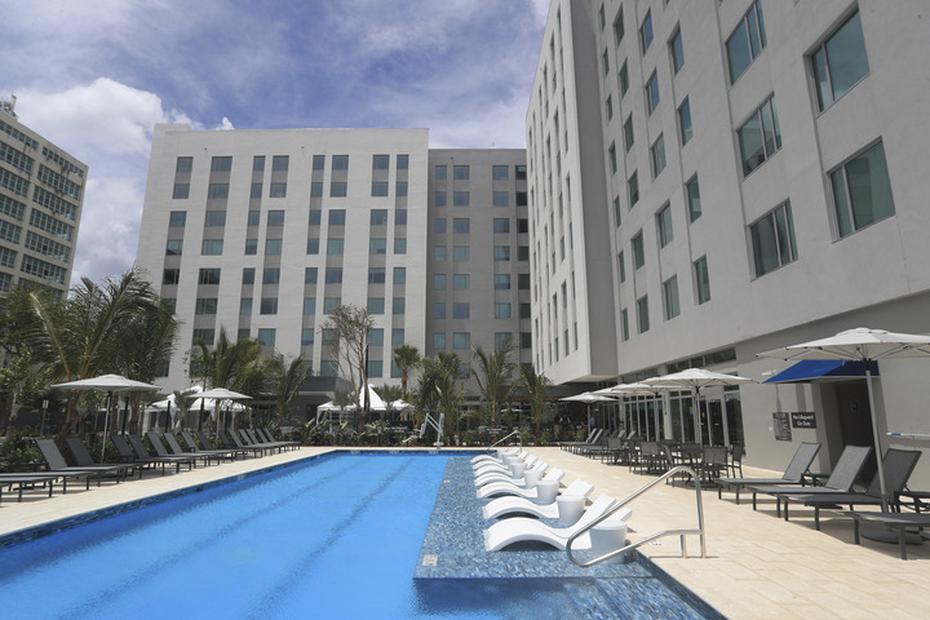 El hotel cuenta con dos piscinas y dos barras como parte de sus amenidades. El desayuno está incluido en la reserva.