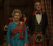 La actriz Imelda Staunton y el actor Jonathan Pryce interpretan la reina Elizabeth II y el príncipe Phillip, respectivamente, en la quinta temporada de The Crown.