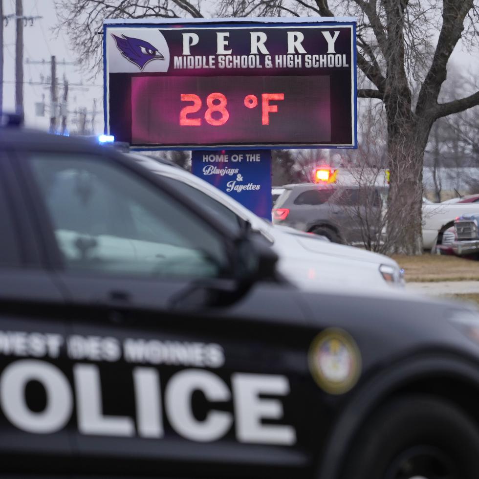 La policía responde a la escuela secundaria Perry en Perry, Iowa, el jueves 4 de enero de 2024.