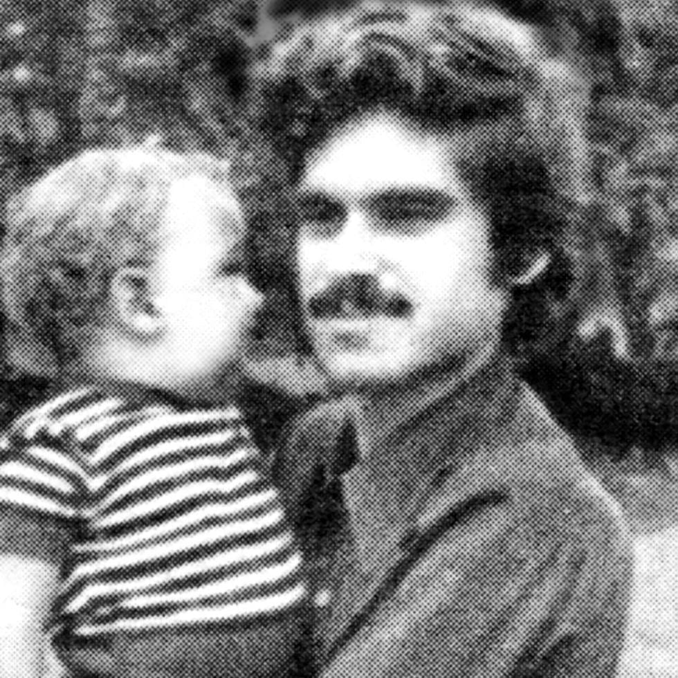 Carlos Muñiz Varela (en la foto con su hijo) fue ejecutado el 28 de abril de 1979.