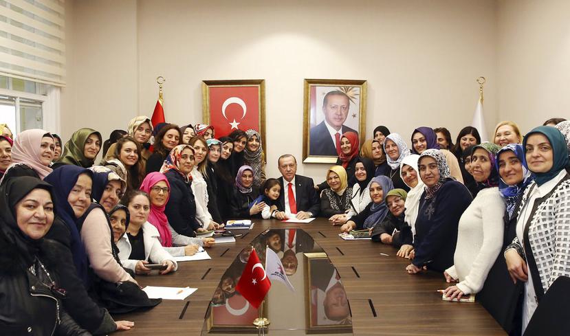 El presidente de Turquía, Recep Tayyip Erdogan, junto a mujeres que apoyan a su partido en una recepción en Estambul (AP).