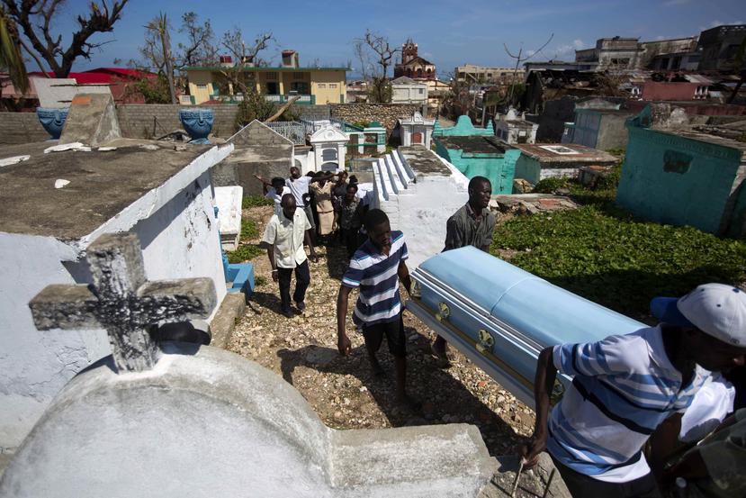 En estos días, varios ciudadanos en Haití han tenido que enterrar a varias víctimas del huracán.  (AP)