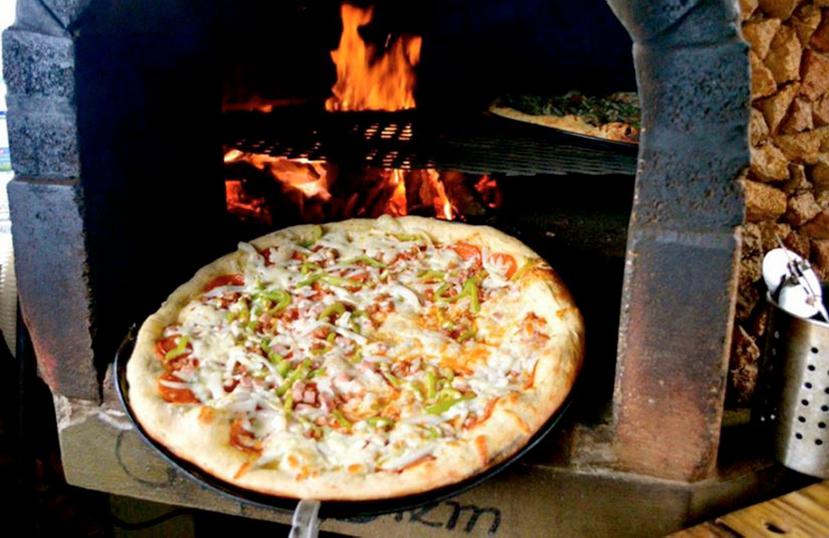 El establecimiento es famoso por sus pizzas preparadas en leña.
